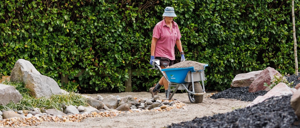 The wheelbarrow that<br />
does the pushing for you!